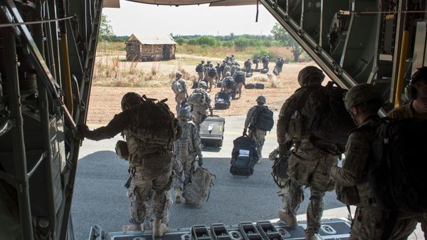In this photo taken Wednesday, Dec. 18, 2013 and released by the U.S. Air Force, soldiers of the East Africa Response Force (EARF), a Djibouti-based joint team assigned to Combined Joint Task Force-Horn of Africa, depart from a U.S. Air Force C-130 Hercules in Juba, South Sudan to support with an ordered departure of personnel from the city - Sputnik International
