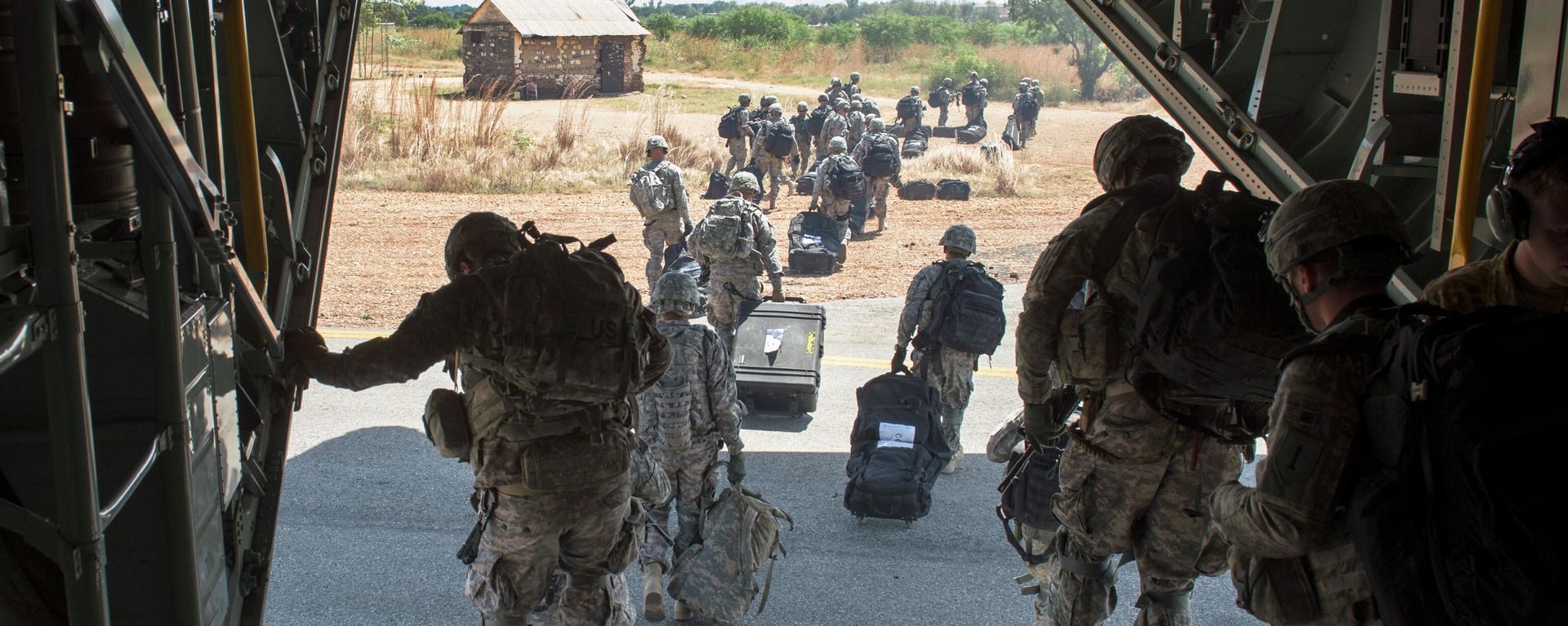 In this photo taken Wednesday, Dec. 18, 2013 and released by the U.S. Air Force, soldiers of the East Africa Response Force (EARF), a Djibouti-based joint team assigned to Combined Joint Task Force-Horn of Africa, depart from a U.S. Air Force C-130 Hercules in Juba, South Sudan to support with an ordered departure of personnel from the city In this photo taken Wednesday, Dec. 18, 2013 and released by the U.S. Air Force, soldiers of the East Africa Response Force (EARF), a Djibouti-based joint team assigned to Combined Joint Task Force-Horn of Africa, depart from a U.S. Air Force C-130 Hercules in Juba, South Sudan to support with an ordered departure of personnel from the city - Sputnik International, 1920, 03.02.2025