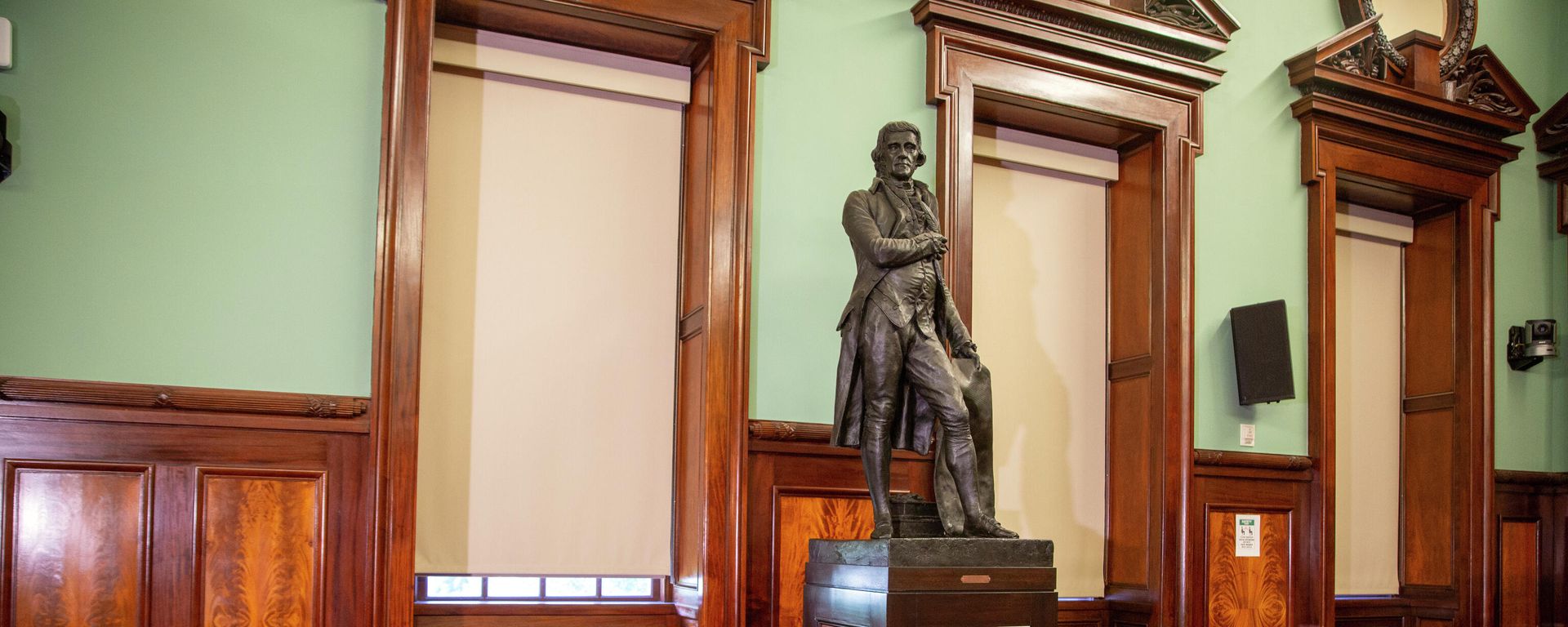 A statue of Thomas Jefferson holding the Declaration of Independence stands in New York's City Hall Council Chamber on Wednesday, October 20, 2021. A statue of Thomas Jefferson holding the Declaration of Independence stands in New York's City Hall Council Chamber on Wednesday, October 20, 2021. - Sputnik International, 1920, 23.11.2021