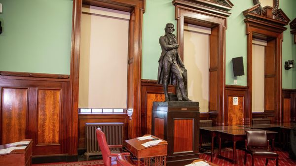 A statue of Thomas Jefferson holding the Declaration of Independence stands in New York's City Hall Council Chamber on Wednesday, October 20, 2021.  - Sputnik International
