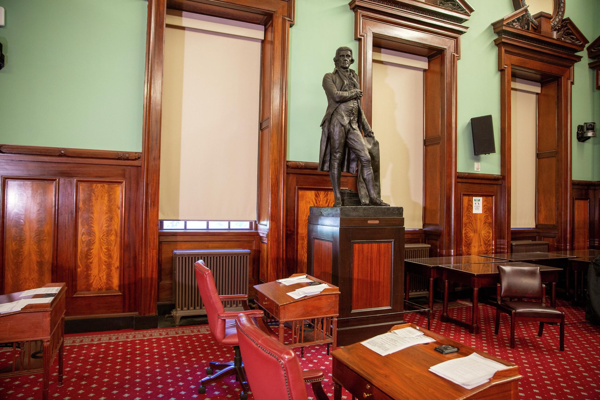 A statue of Thomas Jefferson holding the Declaration of Independence stands in New York's City Hall Council Chamber on Wednesday, October 20, 2021. A statue of Thomas Jefferson holding the Declaration of Independence stands in New York's City Hall Council Chamber on Wednesday, October 20, 2021. - Sputnik International, 1920, 10.02.2024