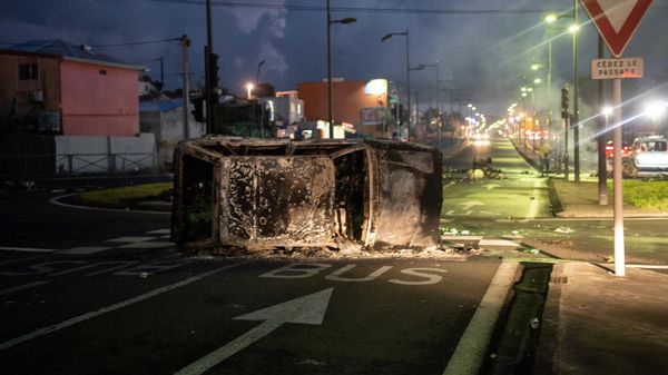 The wreckage of a burnt car blocks a road in Fort-de-France on November 23, 2021 as a general strike has been called for November 22 in the French west indies island of Martinique, calling for an end to obligatory Covid-19 vaccination for health workers but also for wage rises and other social grievances.  - Sputnik International