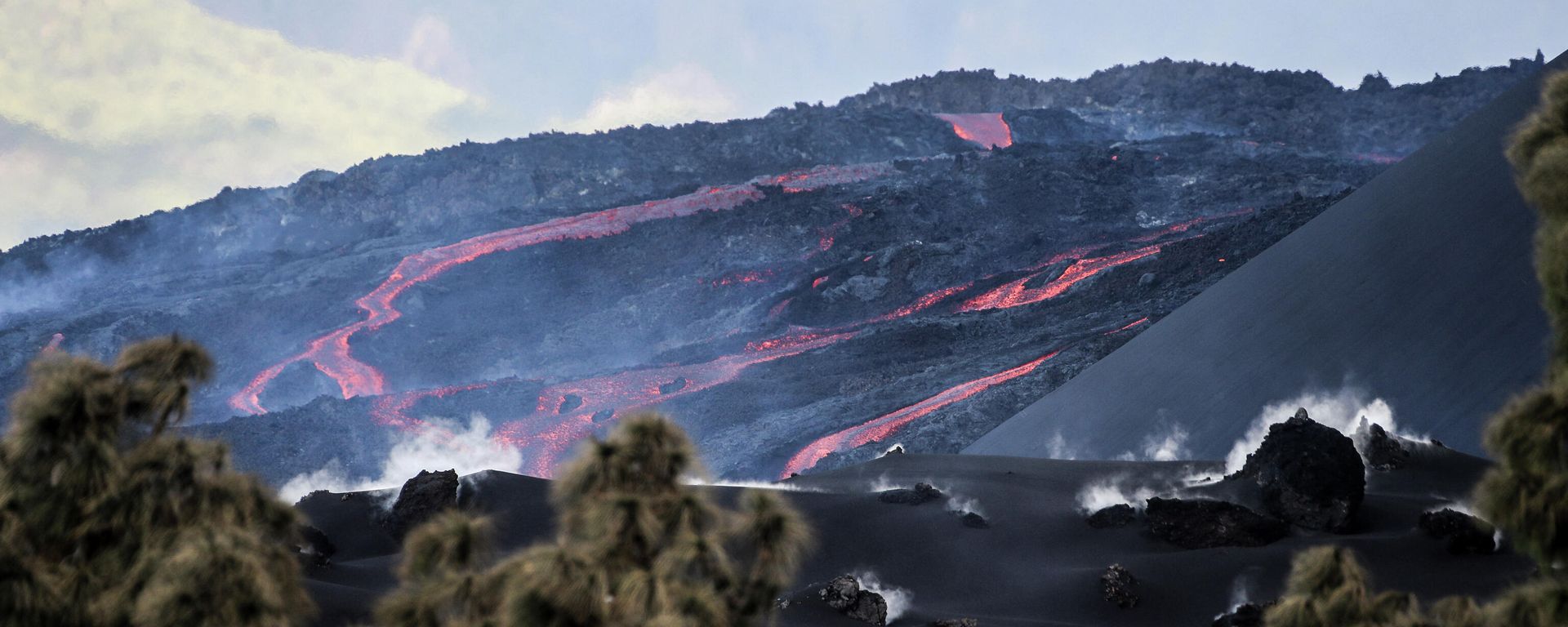 This handout photograph taken on November 19, 2021 and released by the Spanish Military Emergency Unit (UME) on November 20 shows the lava flow in Las Manchas, following the eruption of the Cumbre Vieja volcano on the Canary island of La Palma. This handout photograph taken on November 19, 2021 and released by the Spanish Military Emergency Unit (UME) on November 20 shows the lava flow in Las Manchas, following the eruption of the Cumbre Vieja volcano on the Canary island of La Palma. - Sputnik International, 1920, 16.12.2021
