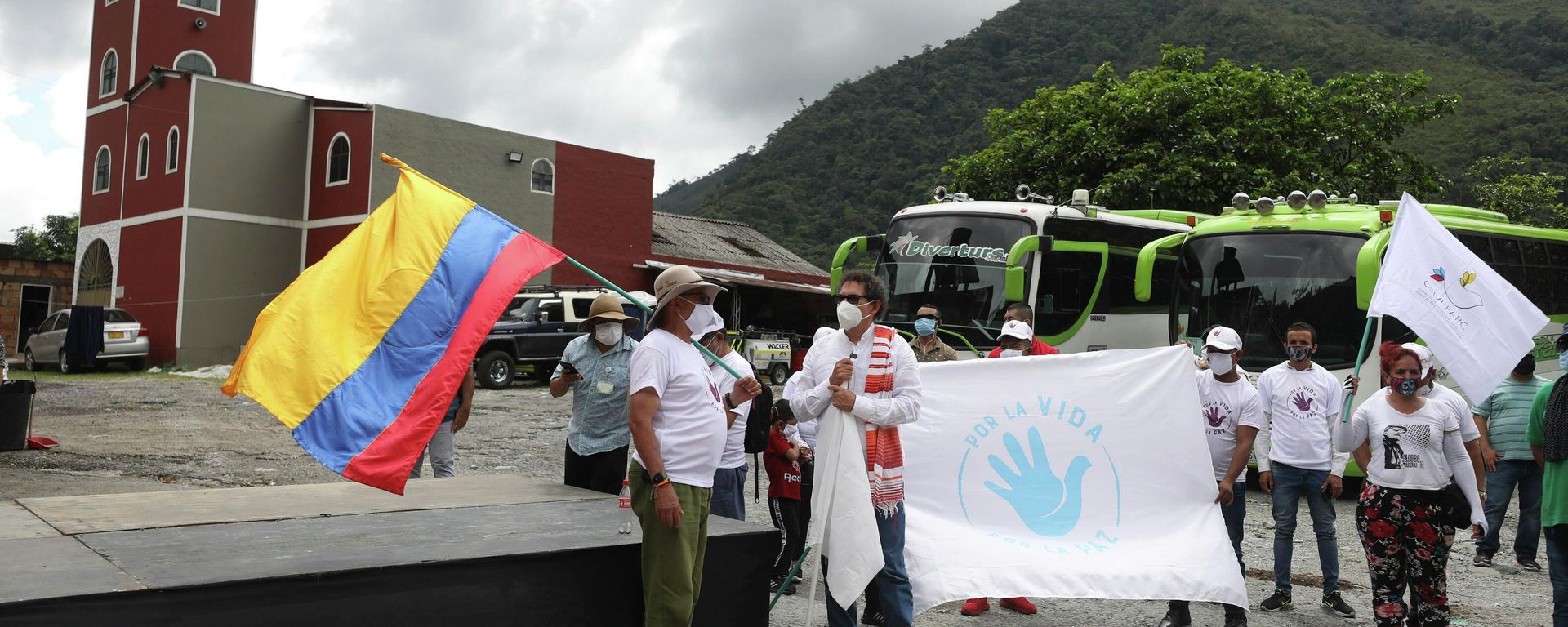 Former rebel commanders and current members of the FARC political party, Pastor Alape, second from left, and Rodrigo Granda, far left with Colombian flag, arrive for a ceremony to apologize to locals for the kidnappings carried out by the FARC over decades in the rural area of Pipiral near Villavicencio, Colombia, Thursday, Oct. 29, 2020. Ex-combatants and social organizations plan to march to Bogota this weekend to demand the government guarantee their right to life and compliance with the 2016 peace agreement, amid hundreds of subsequent ex-rebel deaths. Former rebel commanders and current members of the FARC political party, Pastor Alape, second from left, and Rodrigo Granda, far left with Colombian flag, arrive for a ceremony to apologize to locals for the kidnappings carried out by the FARC over decades in the rural area of Pipiral near Villavicencio, Colombia, Thursday, Oct. 29, 2020. Ex-combatants and social organizations plan to march to Bogota this weekend to demand the government guarantee their right to life and compliance with the 2016 peace agreement, amid hundreds of subsequent ex-rebel deaths. - Sputnik International, 1920, 24.11.2021
