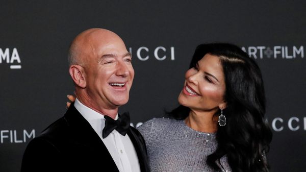 Amazon founder Jeff Bezos and Lauren Sanchez pose at the LACMA Art+Film Gala in Los Angeles, California, U.S. November 6, 2021 - Sputnik International