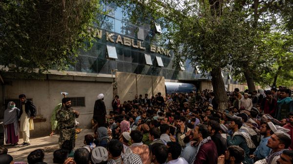 Afghans wait in front of a bank as they try to withdraw money in Kabul, Afghanistan, Sunday, Sept. 12, 2021. - Sputnik International