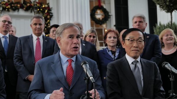 (left to right) Governor Greg Abbott, Samsung Electronics Vice Chairman & CEO Kinam Kim - Sputnik International