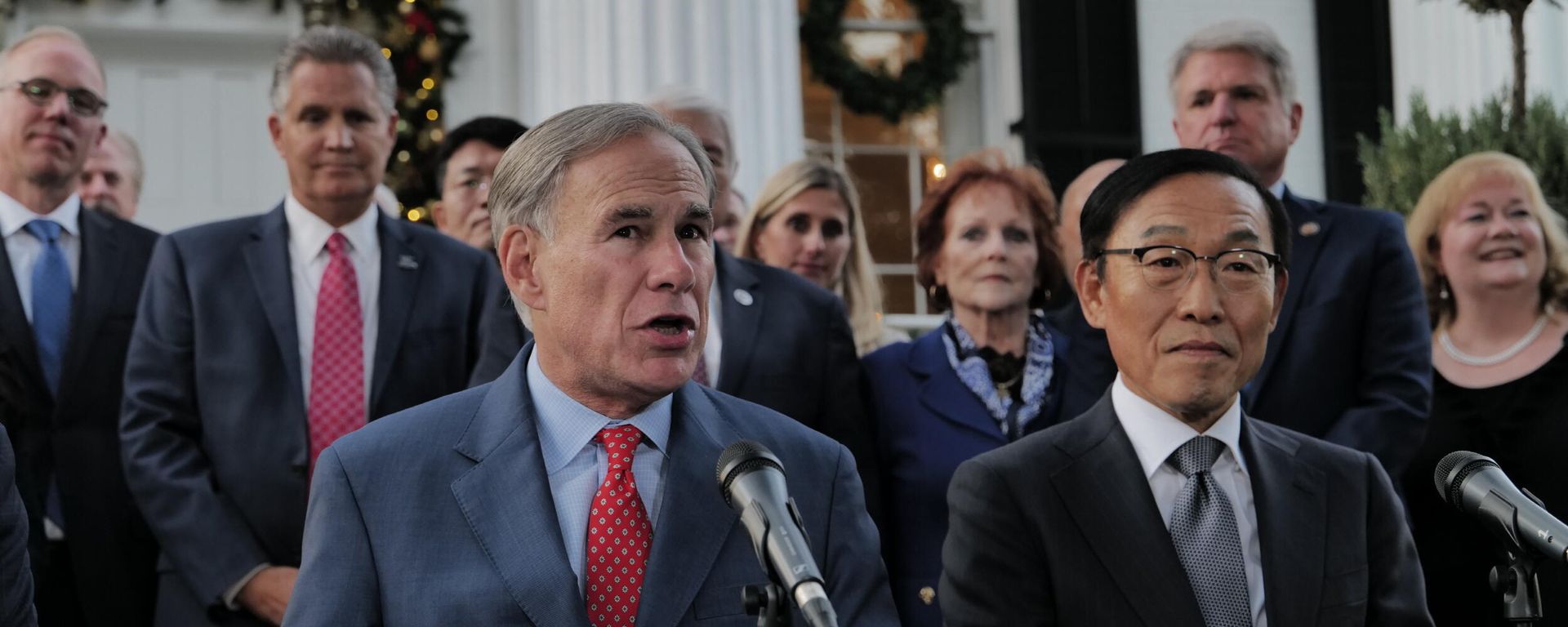 (left to right) Governor Greg Abbott, Samsung Electronics Vice Chairman & CEO Kinam Kim - Sputnik International, 1920, 24.11.2021