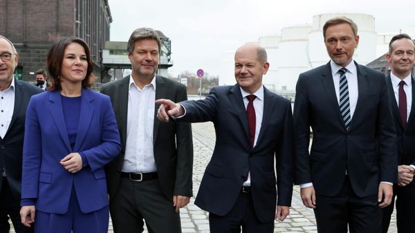 Social Democratic Party (SPD) top candidate for chancellor Olaf Scholz, Greens party co-leader Robert Habeck and Annalena Baerbock, and Free Democratic Party (FDP) leader Christian Lindner pose for a family photo after a final round of coalition talks to form a new government, in Berlin, Germany, November 24, 2021. - Sputnik International
