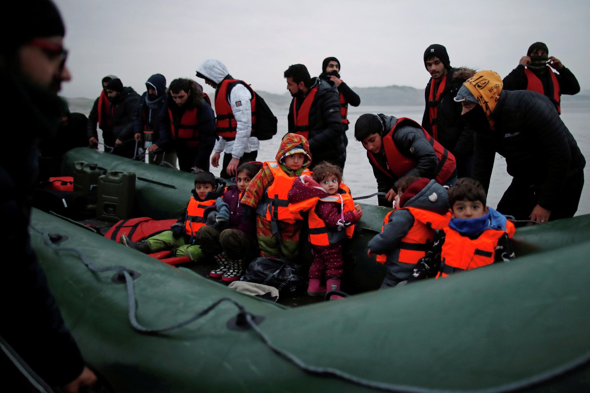 A group of more than 40 migrants with children get on an inflatable dinghy, as they leave the coast of northern France to cross the English Channel, near Wimereux, France, November 24, 2021 - Sputnik International, 1920, 25.11.2021