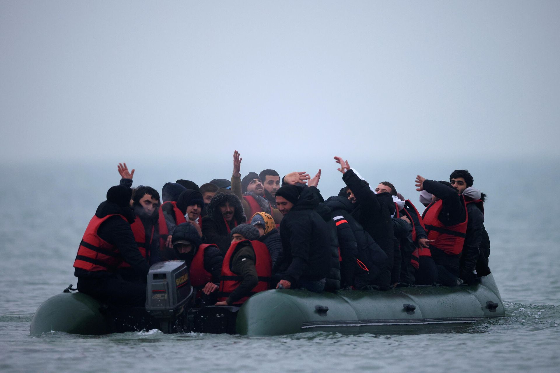 A group of more than 40 migrants react as they succeeded to get on an inflatable dinghy, to leave the coast of northern France and to cross the English Channel, near Wimereux, France, November 24, 2021. A group of more than 40 migrants react as they succeeded to get on an inflatable dinghy, to leave the coast of northern France and to cross the English Channel, near Wimereux, France, November 24, 2021. - Sputnik International, 1920, 30.11.2021