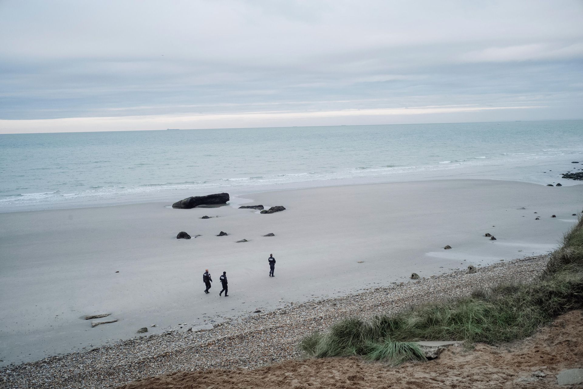 French police officers patrol on the beach in the searcher migrants in Wimereux, northern France, Wednesday, Nov.17, 2021. Several migrants died and others were injured Wednesday Nov.24, 2021 when their boat capsized off Calais in the English Channel as they tried to cross from France to Britain, authorities said. British and French authorities were searching the area using helicopters and coast guard vessels, according to the French maritime agency for the region. - Sputnik International, 1920, 11.06.2022