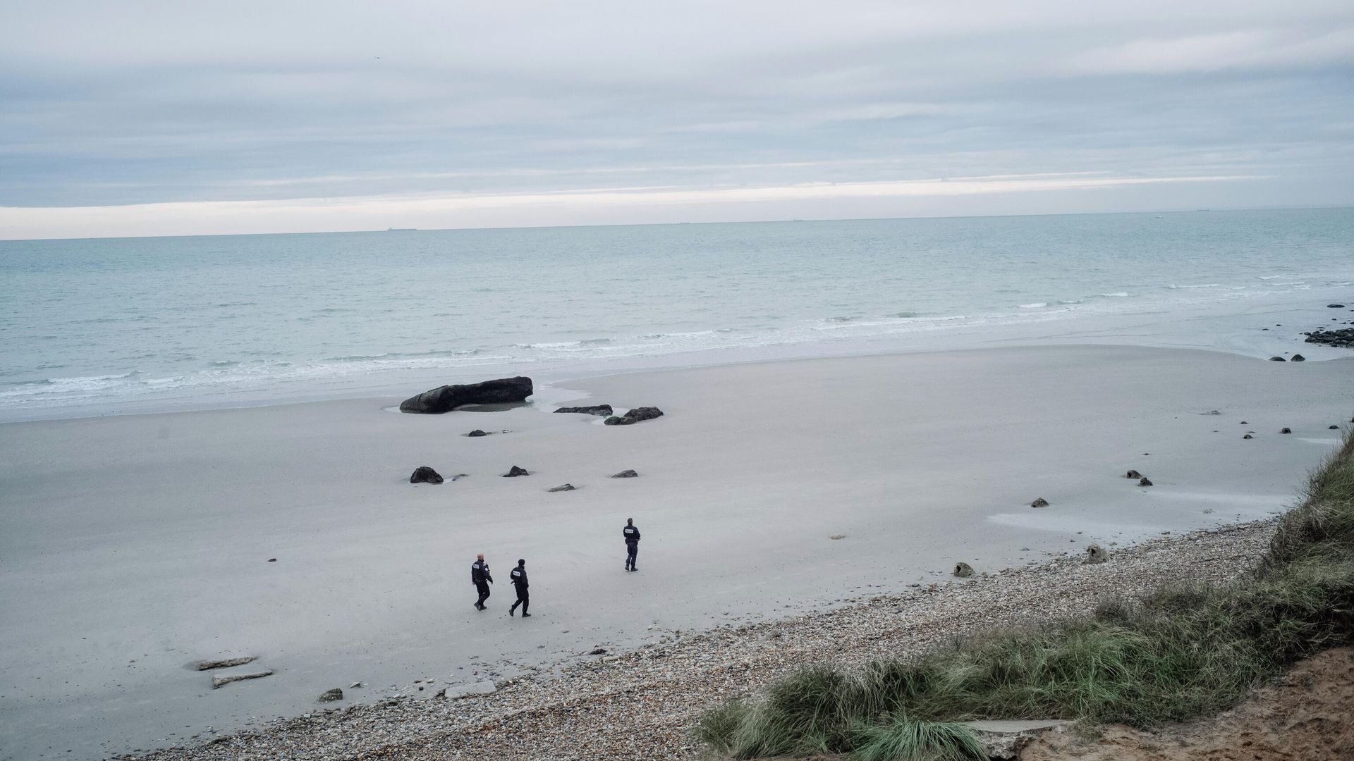 French police officers patrol on the beach in the searcher migrants in Wimereux, northern France, Wednesday, Nov.17, 2021. Several migrants died and others were injured Wednesday Nov.24, 2021 when their boat capsized off Calais in the English Channel as they tried to cross from France to Britain, authorities said. British and French authorities were searching the area using helicopters and coast guard vessels, according to the French maritime agency for the region. French police officers patrol on the beach in the searcher migrants in Wimereux, northern France, Wednesday, Nov.17, 2021. Several migrants died and others were injured Wednesday Nov.24, 2021 when their boat capsized off Calais in the English Channel as they tried to cross from France to Britain, authorities said. British and French authorities were searching the area using helicopters and coast guard vessels, according to the French maritime agency for the region. - Sputnik International, 1920, 03.12.2021