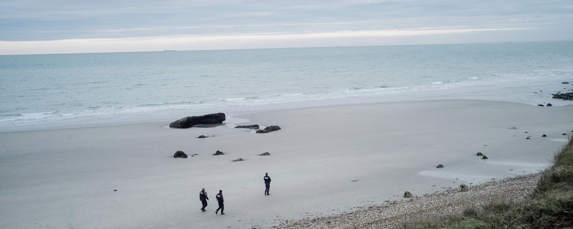 French police officers patrol on the beach in the searcher migrants in Wimereux, northern France, Wednesday, Nov.17, 2021. Several migrants died and others were injured Wednesday Nov.24, 2021 when their boat capsized off Calais in the English Channel as they tried to cross from France to Britain, authorities said. British and French authorities were searching the area using helicopters and coast guard vessels, according to the French maritime agency for the region. - Sputnik International, 1920, 03.12.2021