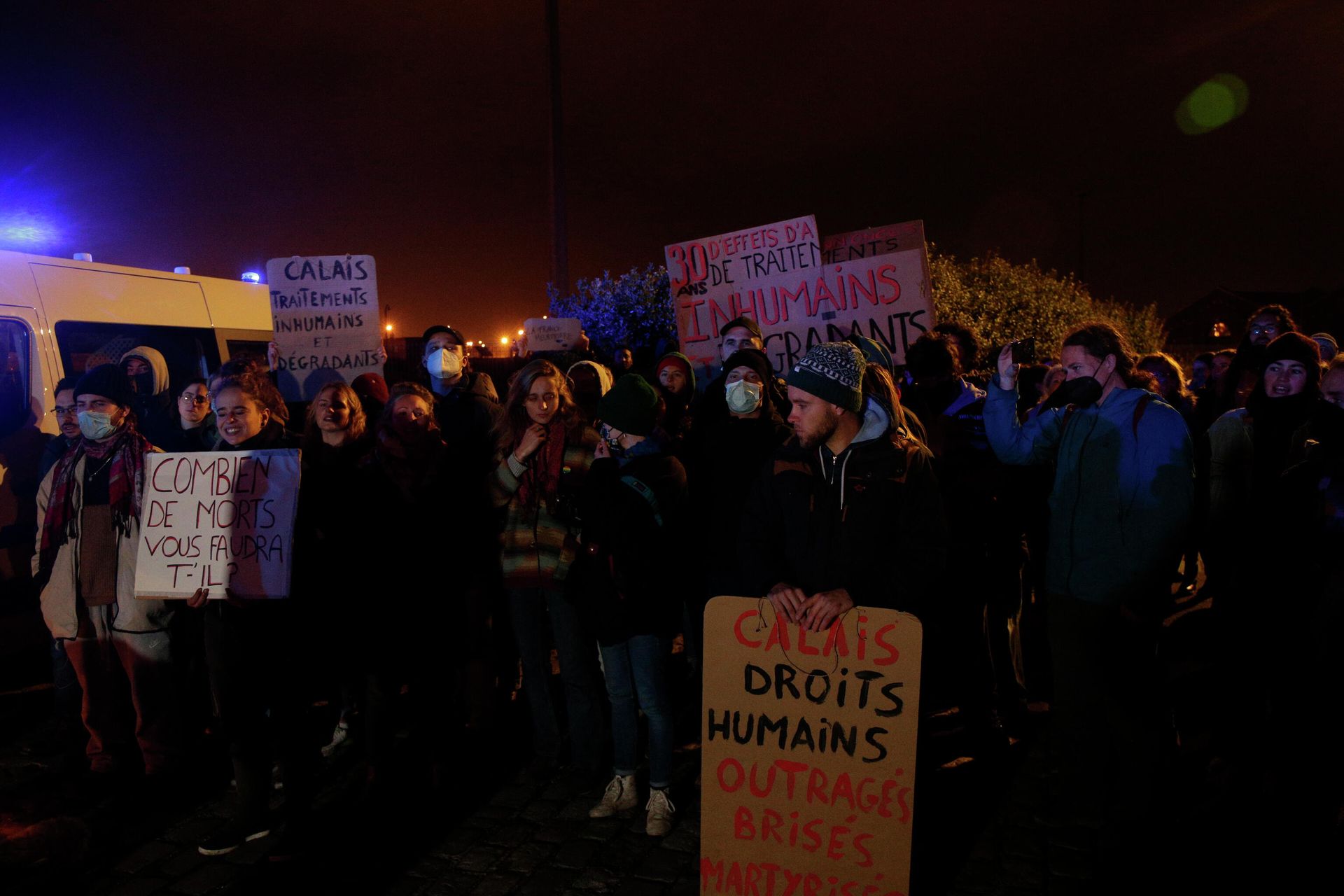Activists and members of associations defending migrants' rights gather with posters outside the port of Calais, northern France, Wednesday, Nov. 24, 2021. At least 31 migrants bound for Britain died Wednesday when their boat sank in the English Channel, in what France's interior minister called the biggest tragedy involving migrants on the dangerous crossing to date. Activists and members of associations defending migrants' rights gather with posters outside the port of Calais, northern France, Wednesday, Nov. 24, 2021. At least 31 migrants bound for Britain died Wednesday when their boat sank in the English Channel, in what France's interior minister called the biggest tragedy involving migrants on the dangerous crossing to date. - Sputnik International, 1920, 26.11.2021