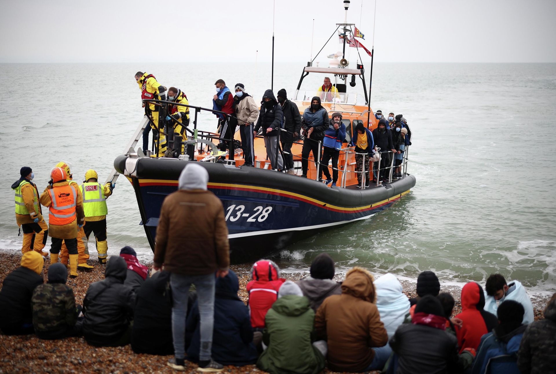 Migrants are brought ashore by a RNLI Lifeboat, after having crossed the channel, in Dungeness, Britain, November 24, 2021 - Sputnik International, 1920, 01.12.2021