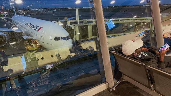 Passengers wait to board their Air France flight to Paris at Johannesburg's OR Tambo airport Monday Dec. 21 2020 - Sputnik International