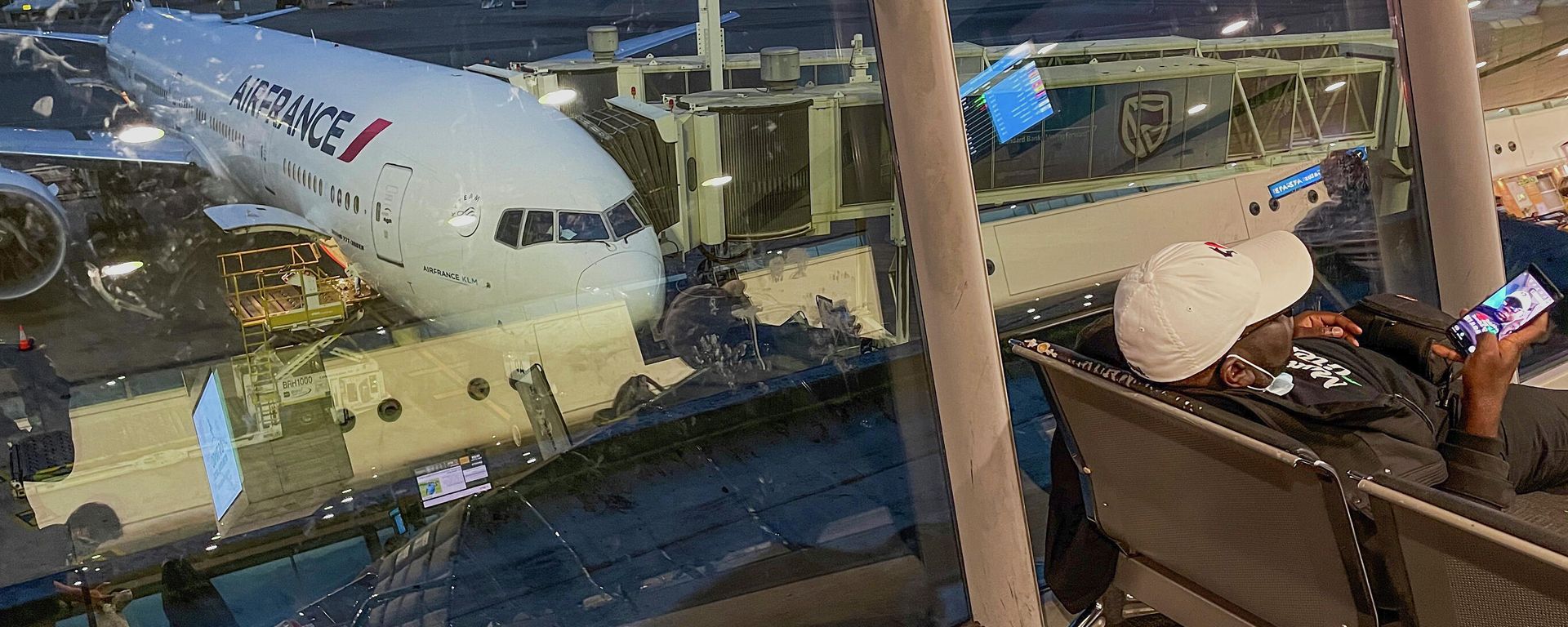 Passengers wait to board their Air France flight to Paris at Johannesburg's OR Tambo airport Monday Dec. 21 2020 - Sputnik International, 1920, 26.11.2021