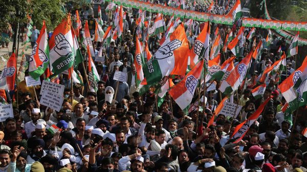 Supporters of India's main opposition Congress party shout slogans as they participate in a nationwide agitation against inflation and price hike of essential commodities in Jammu, India, Sunday, Nov. 14, 2021 - Sputnik International