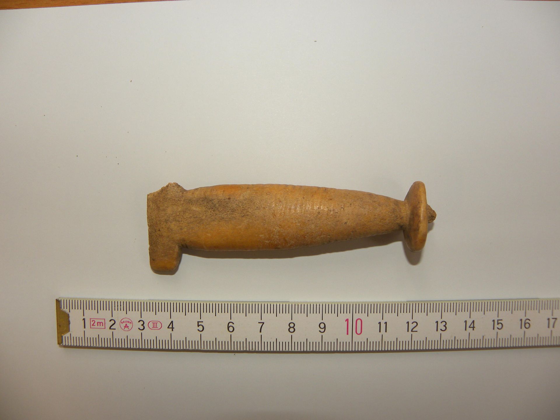 Dagger handle, 6th century BC, (horn), imitation of bimetallic daggers Dagger handle, 6th century BC, (horn), imitation of bimetallic daggers - Sputnik International, 1920, 26.11.2021