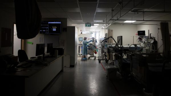 A darkened corridor of empty beds is prepared for patients on the coronavirus ward at Shaare Zedek Medical Center in Jerusalem, Tuesday, Aug. 31, 2021 - Sputnik International
