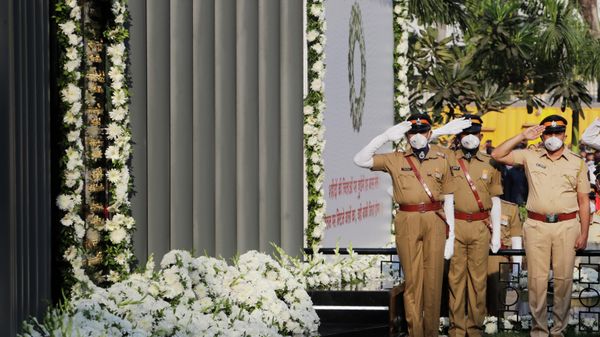 ndian policemen wearing masks as a precaution against the coronavirus  pay tribute to victims of 2008 Mumbai terror attacks on its anniversary at the police headquarters in Mumbai, India, Thursday, Nov. 26, 2020.  - Sputnik International