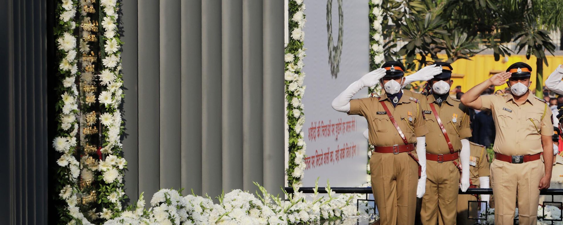 ndian policemen wearing masks as a precaution against the coronavirus  pay tribute to victims of 2008 Mumbai terror attacks on its anniversary at the police headquarters in Mumbai, India, Thursday, Nov. 26, 2020.  - Sputnik International, 1920, 24.06.2022