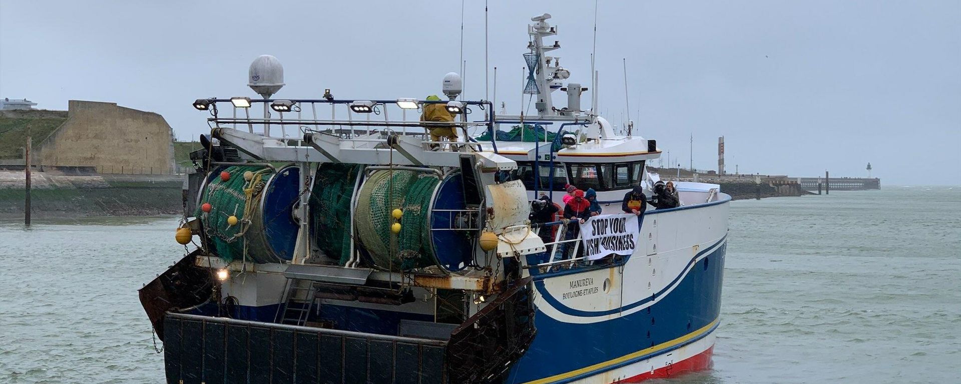 French fishermen blocking port access in Calais over a fishing row between France and the UK. French fishermen blocking port access in Calais over a fishing row between France and the UK. - Sputnik International, 1920, 17.12.2021