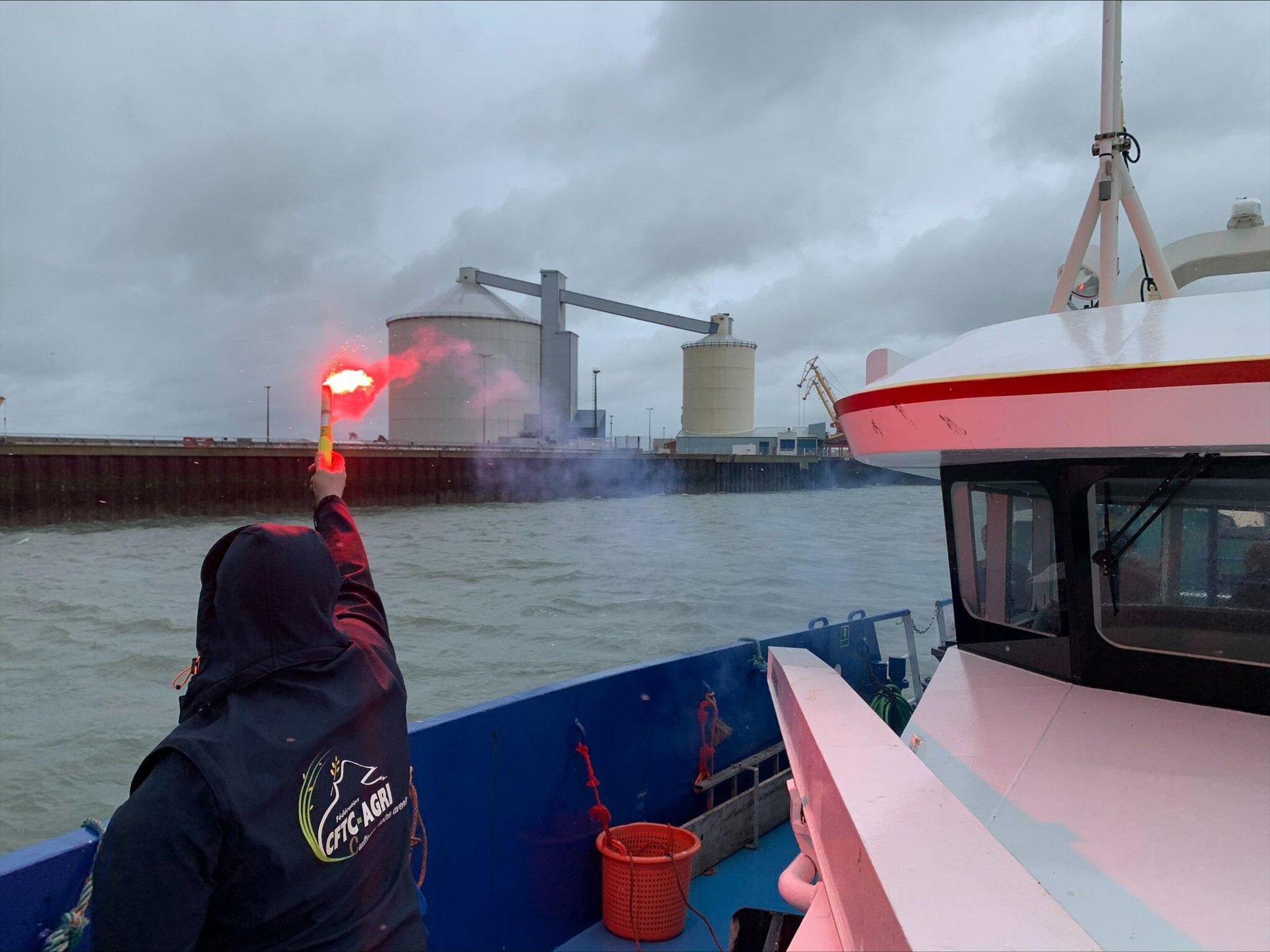 French fishermen blocking port access in Calais over a fishing row between France and the UK. - Sputnik International, 1920, 25.12.2021