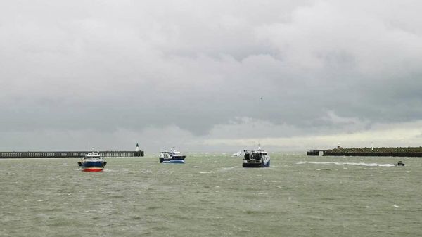 French fishermen blocking port access in Calais over a fishing row between France and the UK. - Sputnik International