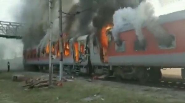 Udhampur-Durg Express's A1 & A2 coaches reported fire due to unknown reasons after leaving the Hetampur Railway Station - Sputnik International