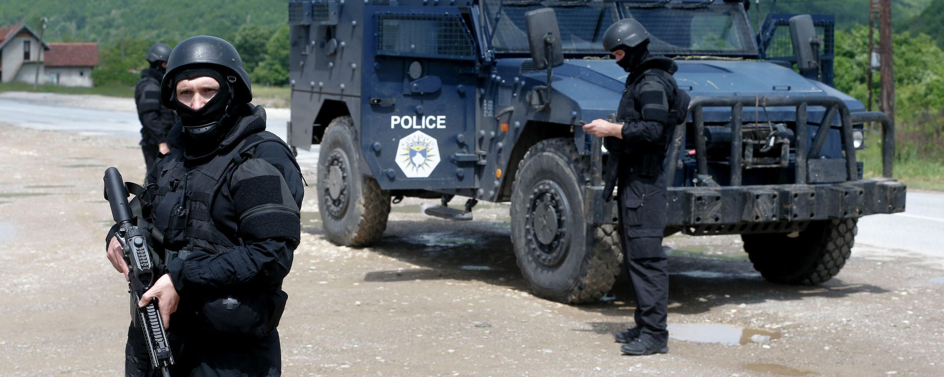 Kosovo police special unit members secure the area near the village of Cabra, north western Kosovo, during an ongoing police operation on Tuesday, May 28, 2019. Kosovo police special unit members secure the area near the village of Cabra, north western Kosovo, during an ongoing police operation on Tuesday, May 28, 2019. - Sputnik International, 1920, 05.11.2022
