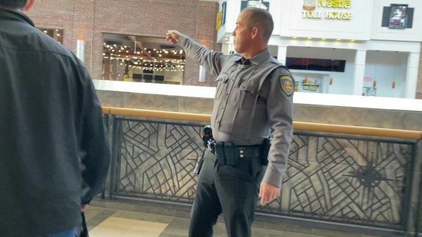 Durham Police escorting remain shoppers out of the mall on Black Friday after reports of a shooting - Sputnik International