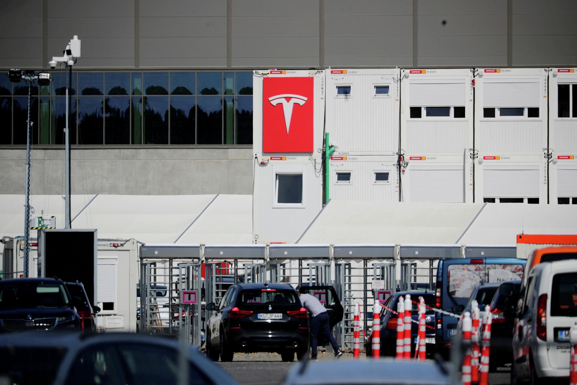 A view shows the entrance to the construction site of the future Tesla Gigafactory in Gruenheide near Berlin, Germany, August 12, 2021 - Sputnik International, 1920, 26.11.2021