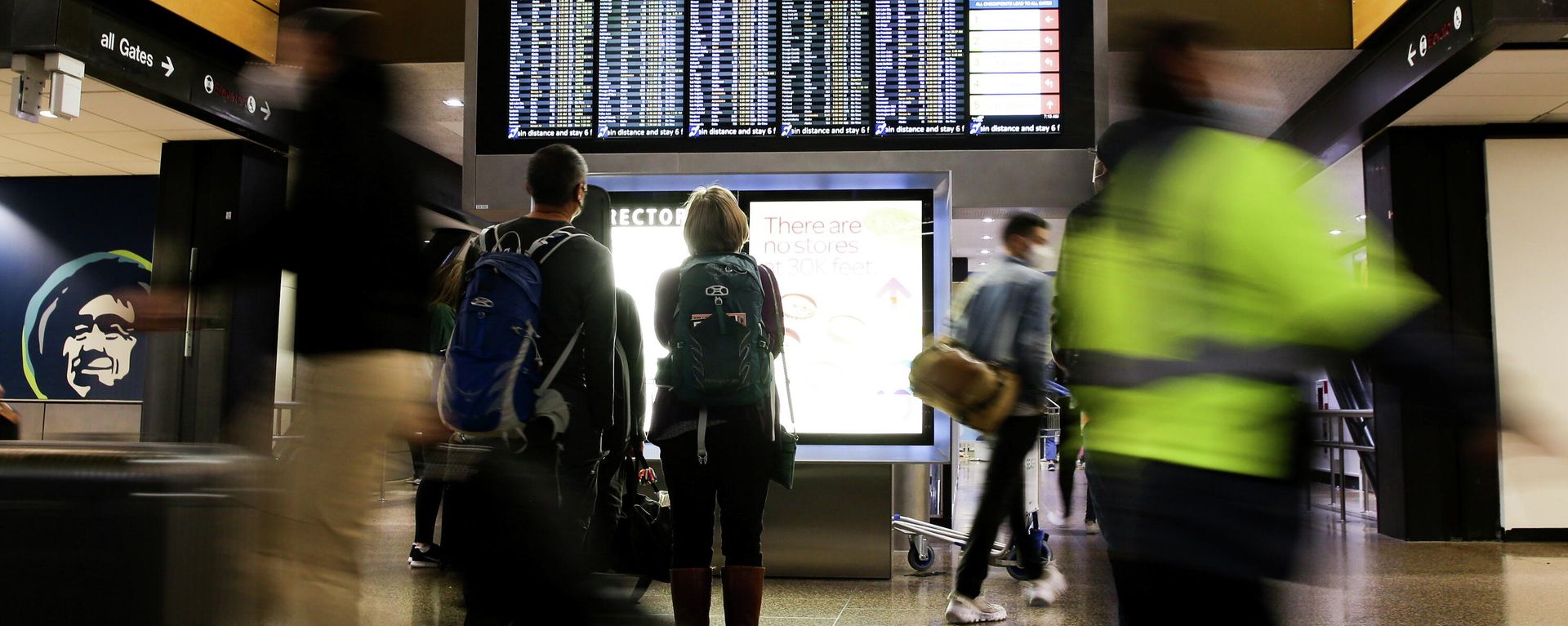 Travellers check a departures list at the ticketing level of Seattle-Tacoma International Airport before the Thanksgiving holiday in Seattle, Washington, U.S. November 24, 2021. Travellers check a departures list at the ticketing level of Seattle-Tacoma International Airport before the Thanksgiving holiday in Seattle, Washington, U.S. November 24, 2021. - Sputnik International, 1920, 26.11.2021