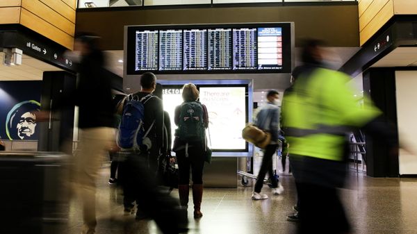 Travellers check a departures list at the ticketing level of Seattle-Tacoma International Airport before the Thanksgiving holiday in Seattle, Washington, U.S. November 24, 2021. - Sputnik International
