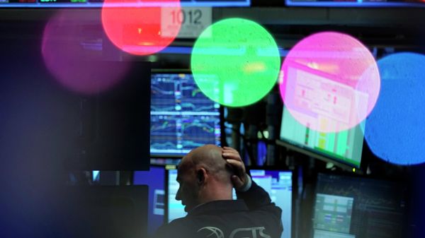 Specialist John O'Hara works at his post on the floor of the New York Stock Exchange, Friday, Nov. 26, 2021. - Sputnik International