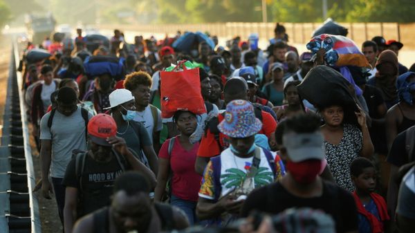 Migrants, mostly Haitians, walk as they take part in a caravan heading to the U.S. border, near Tapachula, Mexico November 26, 2021. - Sputnik International