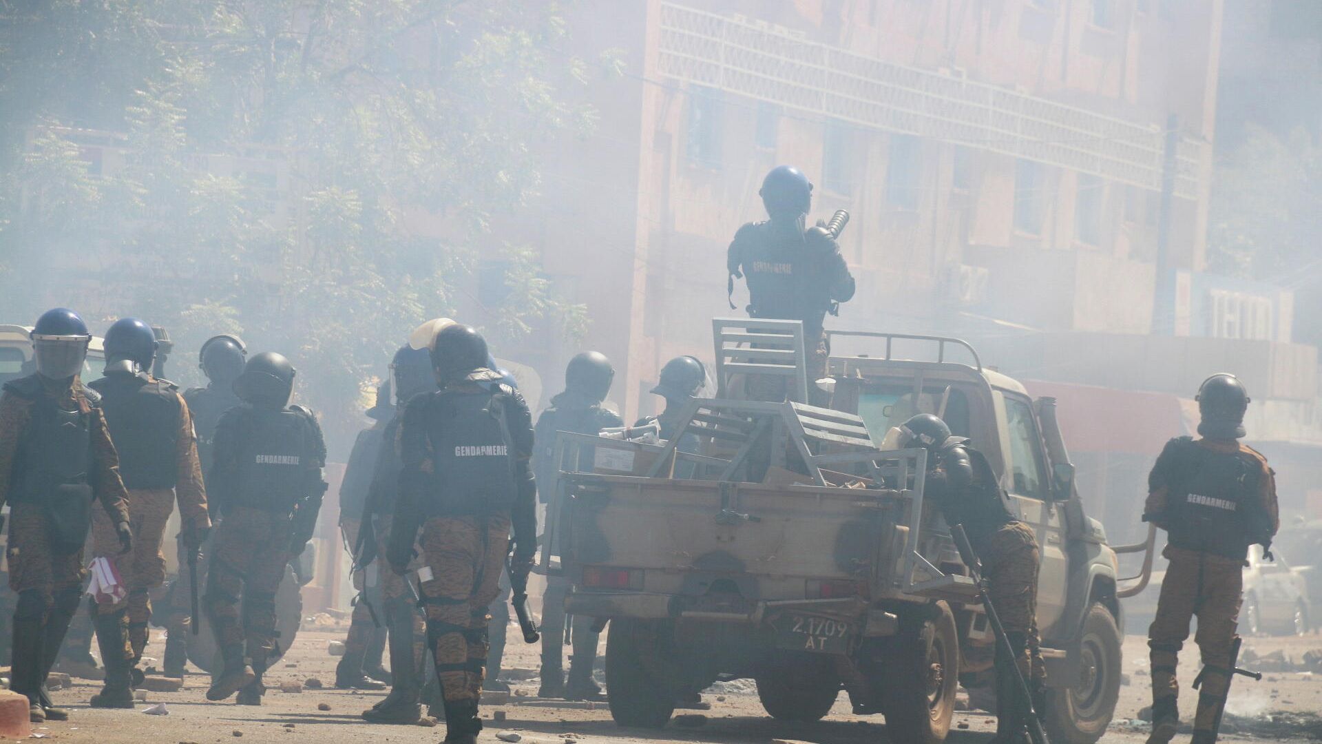 Gendarmerie members stand amidst smoke, during a protest calling for the resignation of Burkina Faso's President Roch Kabore and for the departure of French forces that patrol the country, in Ouagadougou, Burkina Faso Gendarmerie members stand amidst smoke, during a protest calling for the resignation of Burkina Faso's President Roch Kabore and for the departure of French forces that patrol the country, in Ouagadougou, Burkina Faso - Sputnik International, 1920, 27.11.2021
