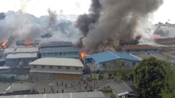 Smoke rises from burning buildings in Chinatown of Solomon Islands' capital Honiara, Solomon Islands, November 25, 2021 in this picture obtained from a social media video. @Zfm Radio My Favourite Music Station via REUTERS   - Sputnik International