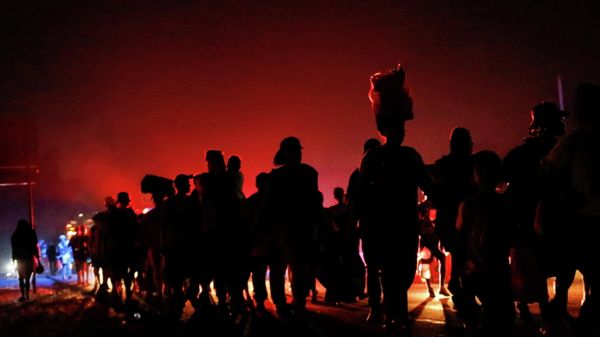 Migrants, mostly Haitians, walk as they take part in a caravan to the U.S. border, near Tapachula, Mexico November 25, 2021. Picture taken November 25, 2021. - Sputnik International