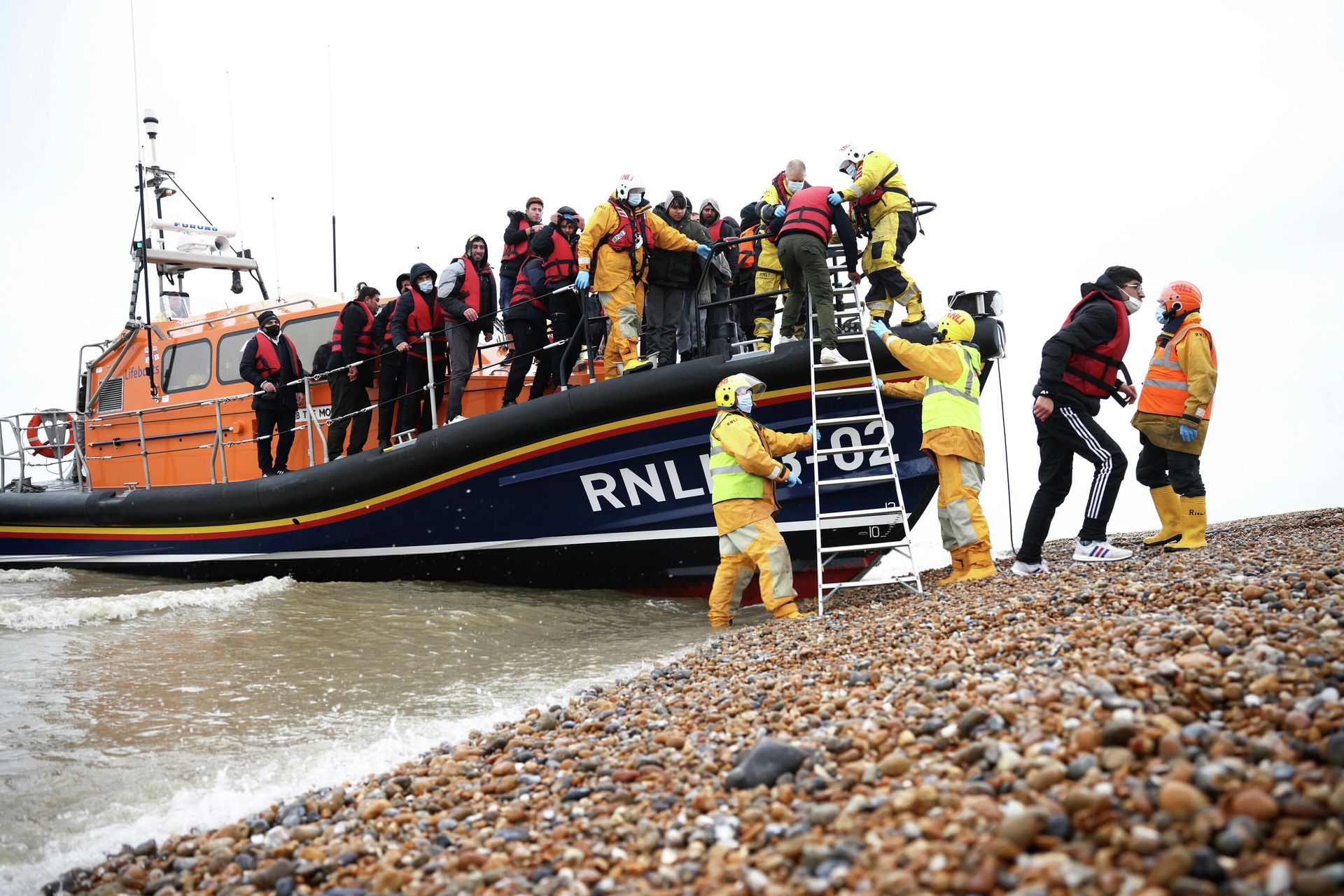 Migrants are brought ashore onboard a RNLI Lifeboat, after having crossed the channel, in Dungeness, Britain, November 24, 2021 Migrants are brought ashore onboard a RNLI Lifeboat, after having crossed the channel, in Dungeness, Britain, November 24, 2021 - Sputnik International, 1920, 03.12.2021