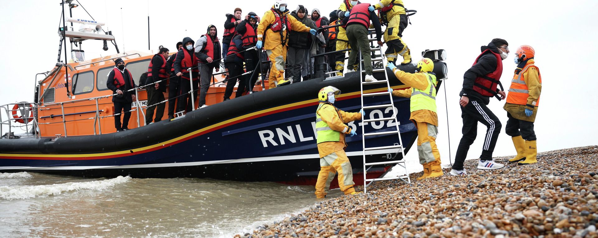 Migrants are brought ashore onboard a RNLI Lifeboat, after having crossed the channel, in Dungeness, Britain, November 24, 2021 Migrants are brought ashore onboard a RNLI Lifeboat, after having crossed the channel, in Dungeness, Britain, November 24, 2021 - Sputnik International, 1920, 28.11.2021