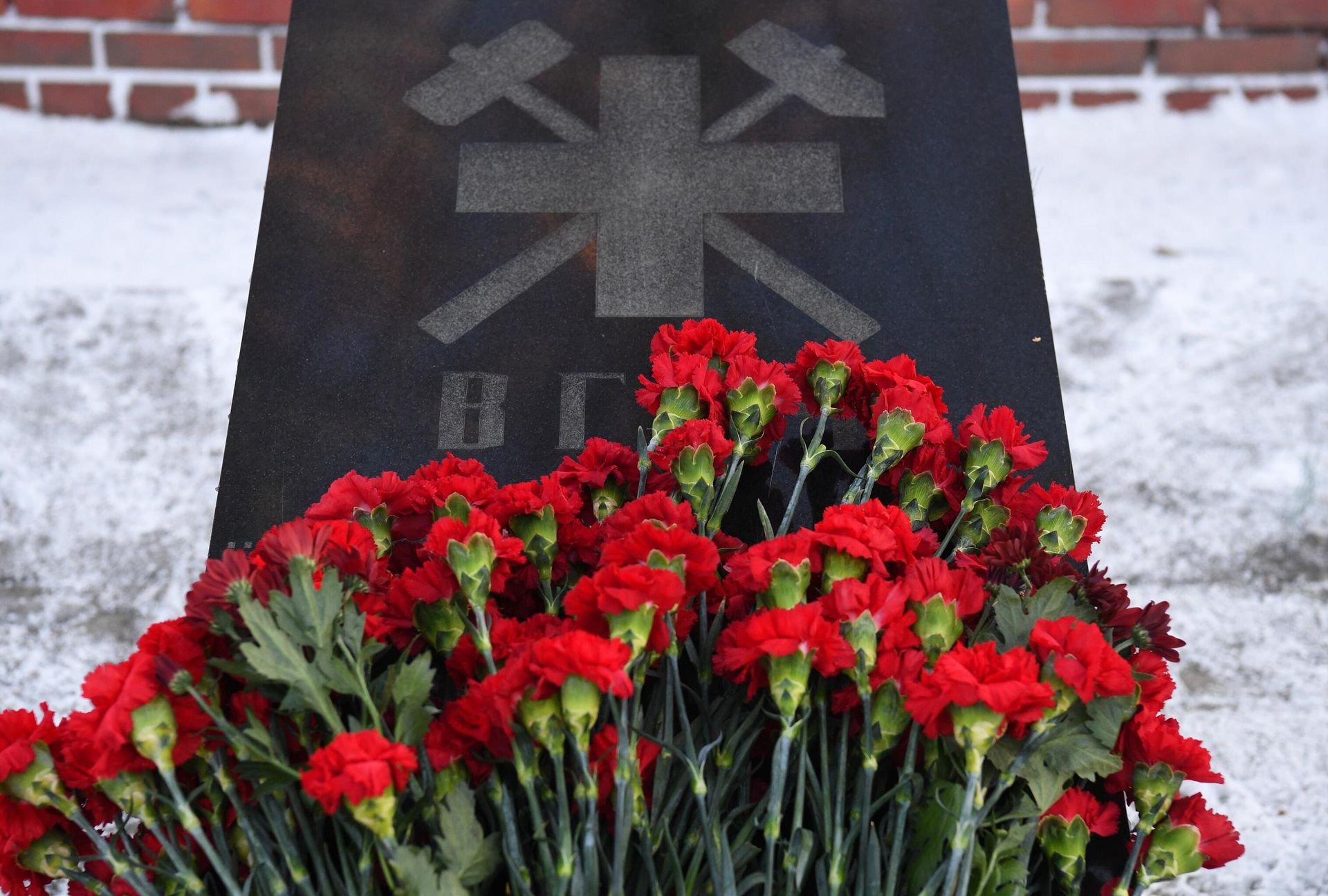 Flowers at a memorial to those killed in an accident at the Listvyazhnaya mine in the Kemerovo Region, Russia. - Sputnik International, 1920, 28.11.2021