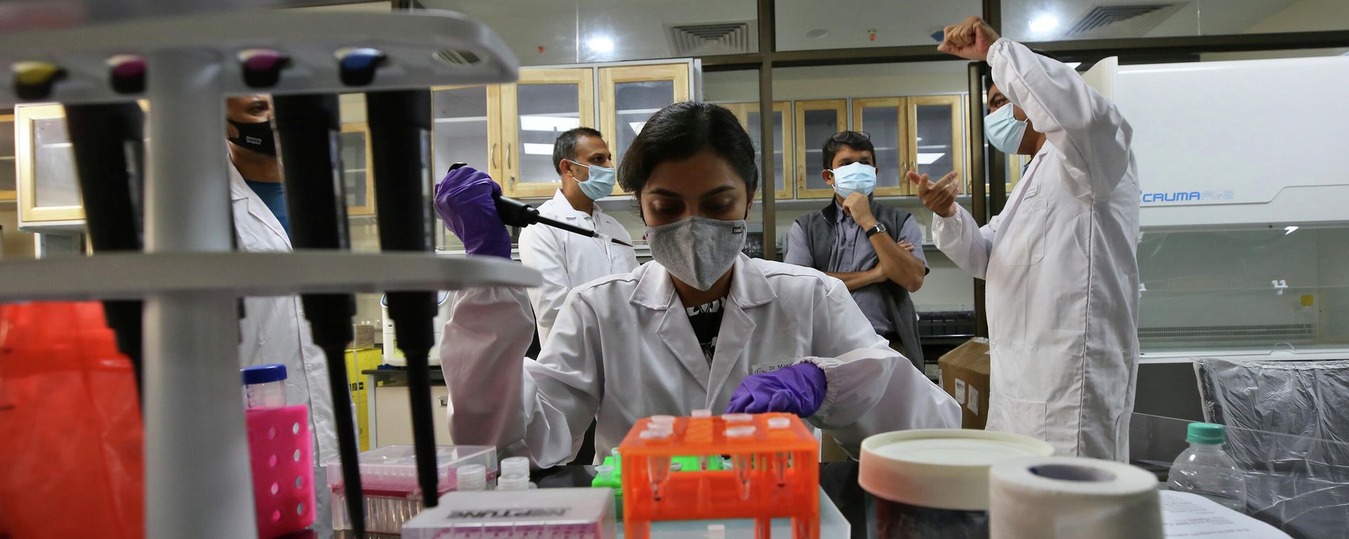 Scientists work at Cellular and Molecular Platforms, or C-CAMP headquarters in Bengaluru, on Sept. 23, 2021 Scientists work at Cellular and Molecular Platforms, or C-CAMP headquarters in Bengaluru, on Sept. 23, 2021 - Sputnik International, 1920, 29.11.2021