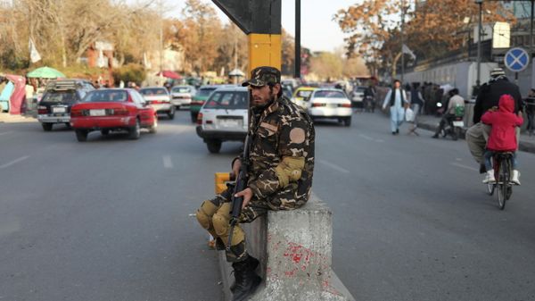 A Taliban fighter guards a street in Kabul, Afghanistan November 25, 2021. REUTERS/Ali Khara - Sputnik International