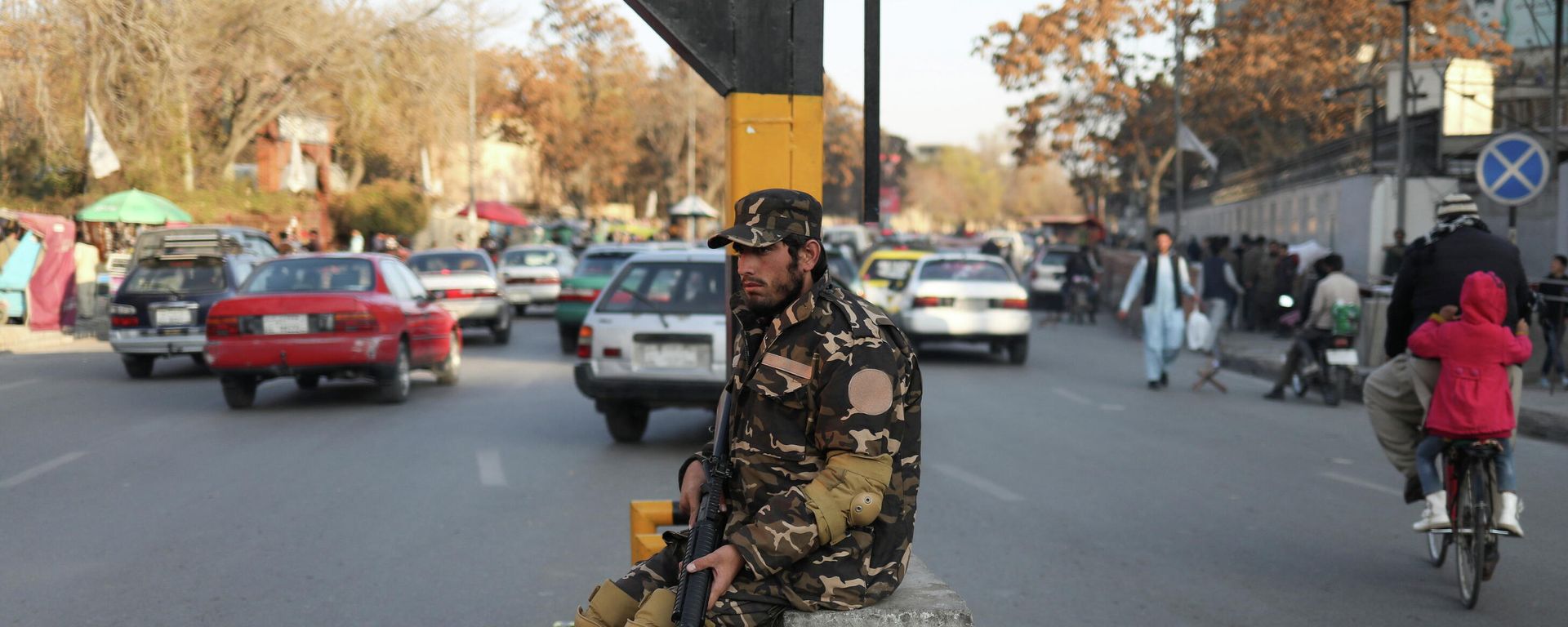 A Taliban fighter guards a street in Kabul, Afghanistan November 25, 2021. REUTERS/Ali Khara - Sputnik International, 1920, 29.11.2021