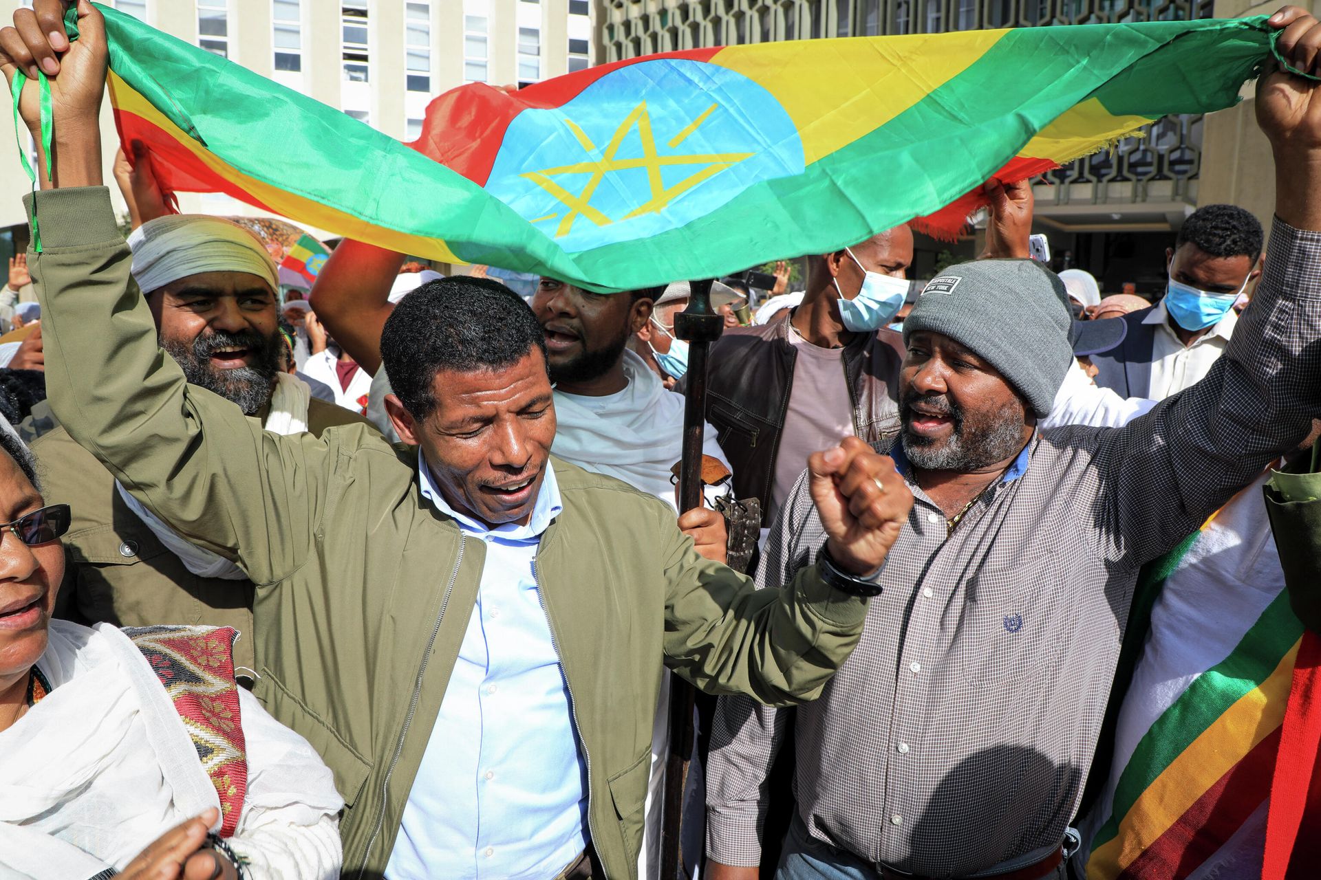 Ethiopian distance-running great Haile Gebrselassie, left, attends an event in support the country's military forces, in front of the city hall in Addis Ababa, Ethiopia Saturday, Nov. 27, 2021. Ethiopian artists and performers gathered at the event before they were expected to travel out of the capital to perform for military forces in the field of the country’s yearlong war against Tigray forces. Ethiopian distance-running great Haile Gebrselassie, left, attends an event in support the country's military forces, in front of the city hall in Addis Ababa, Ethiopia Saturday, Nov. 27, 2021. Ethiopian artists and performers gathered at the event before they were expected to travel out of the capital to perform for military forces in the field of the country’s yearlong war against Tigray forces. - Sputnik International, 1920, 10.12.2021