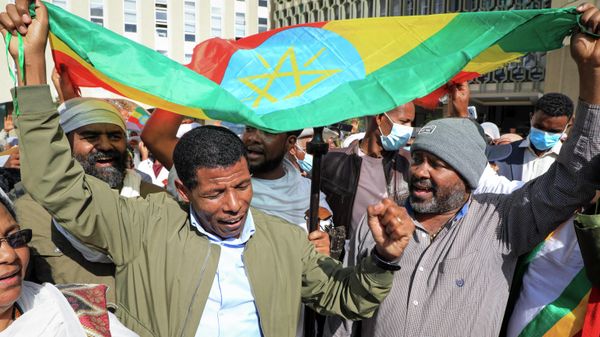 Ethiopian distance-running great Haile Gebrselassie, left, attends an event in support the country's military forces, in front of the city hall in Addis Ababa, Ethiopia Saturday, Nov. 27, 2021. Ethiopian artists and performers gathered at the event before they were expected to travel out of the capital to perform for military forces in the field of the country’s yearlong war against Tigray forces. - Sputnik International