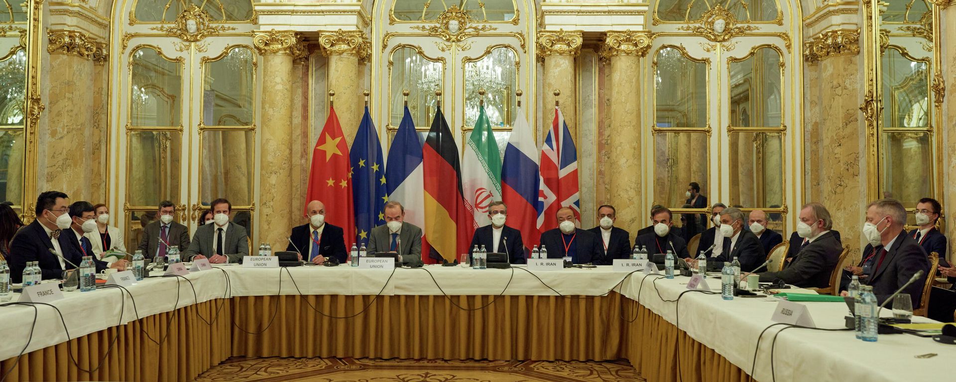 Deputy Secretary General of the European External Action Service (EEAS) Enrique Mora and Iran's chief nuclear negotiator Ali Bagheri Kani wait for the start of a meeting of the JCPOA Joint Commission in Vienna, Austria November 29, 2021. - Sputnik International, 1920, 15.12.2021